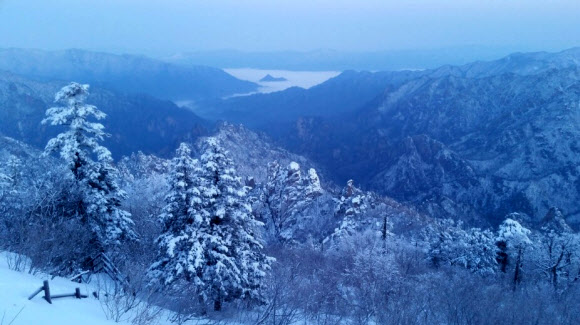 지난 1일 설악산을 비롯한 산간에 눈이 내려 한겨울을 연상케 하고 있다. 사진은 눈이 쌓인 설악산 용아 장성의 설경. 2017.4.2 [설악산 사무소 제공=연합뉴스]