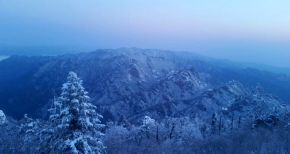 지난 1일 설악산을 비롯한 산간에 눈이 내려 한겨울을 연상케 하고 있다. 사진은 눈이 쌓인 설악산 공룡능선의 설경. 2017.4.2 [설악산 사무소 제공=연합뉴스]