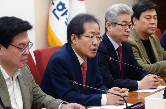 홍준표 자유한국당 대통령 후보가 2일 서울 여의도 당사에서 열린 선거대책회의를 주재하고 있다. 왼쪽부터 정우택 원내대표, 홍 후보, 이철우 사무총장, 김선동 선대위 종합상황실장. 강성남 선임기자 snk@seoul.co.kr