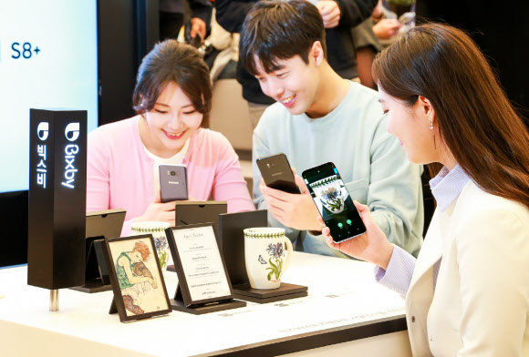 삼성전자와 LG전자의 프리미엄 스마트폰 경쟁이 치열해지고 있는 가운데 한국과 미국에서 대규모 고객체험 행사가 진행되고 있다. 2일 서울 서초구 센트럴시티 파미에스테이션에서 방문객들이 ‘갤럭시S8’과 ‘갤럭시S8+’ 체험존에서 지능형 인터페이스 ‘빅스비’를 체험하고 있다. 삼성전자