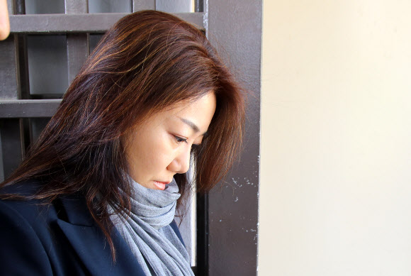 굳은 표정으로 서울구치소 들어가는 서향희 변호사