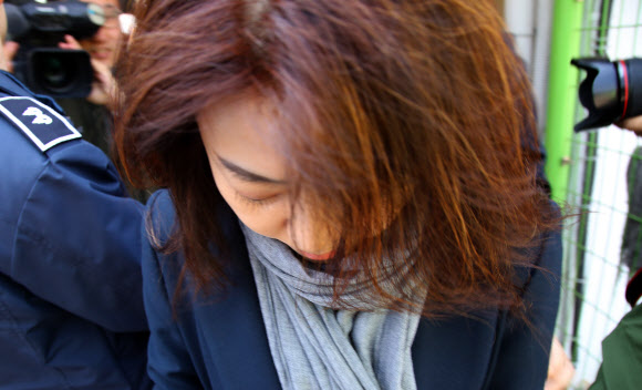 고개숙인 채 구치소 들어가는 서향희 변호사