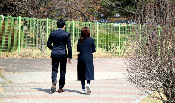 박 전 대통령 접견 위해 구치소 들어가는 서향희