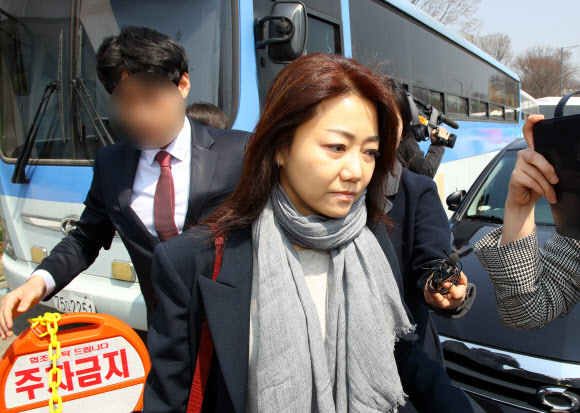 차량 향하는 박 전 대통령 올케 서향희 변호사