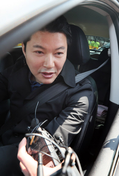 질문 답하는 신동욱