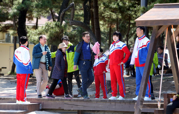 북한 선수들과 관광객