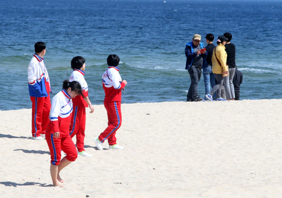 북한 선수들과 관광객