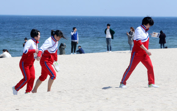 북한 선수들과 관광객
