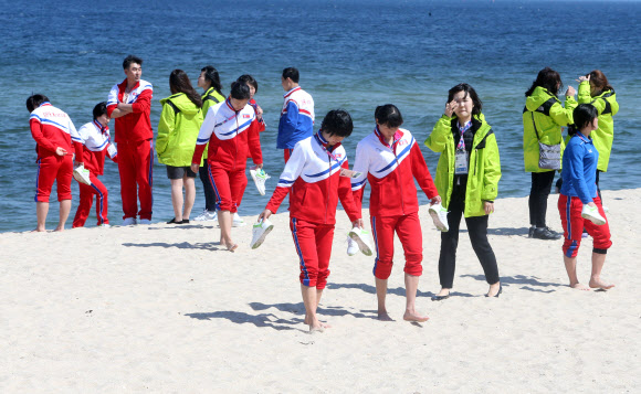 맨발로 경포 백사장 걷는 북한 선수들