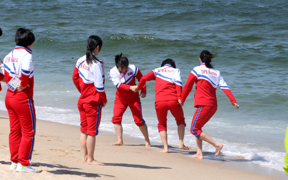 소녀 같은 북한 선수들