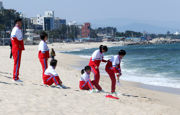 양말을 벗고 바다를 향해