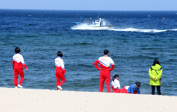 경포 바닷가 찾은 북한 선수들