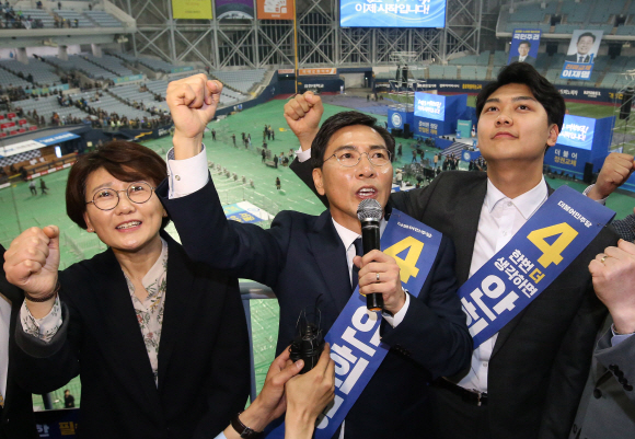 3일 더불어민주당 수도권, 강원 순회 투표가 서울 구로구 고척스카이돔에서 열렸다. 안희정 후보가 부인(왼쪽), 아들(오른쪽)과 함께 지지자들에게 인사를 하고있다. 2017. 4. 3 이종원 선임기자 jongwon@seoul.co.kr