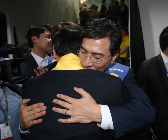 3일 더불어민주당 수도권, 강원 순회 투표가 서울 구로구 고척스카이돔에서 열렸다. 안희정 후보가 지지자와 포옹하고있다. 2017. 4. 3 이종원 선임기자 jongwon@seoul.co.kr
