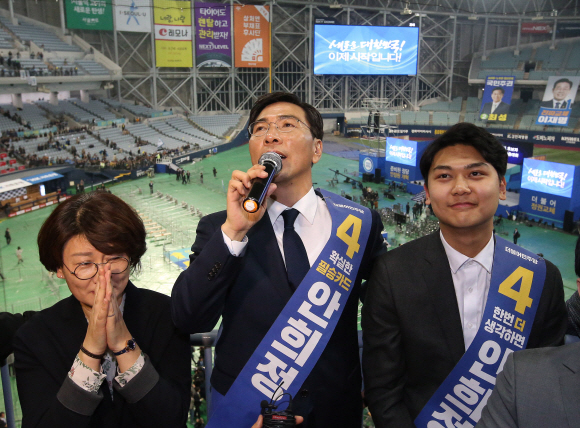 3일 더불어민주당 수도권, 강원 순회 투표가 서울 구로구 고척스카이돔에서 열렸다. 안희정 후보가 부인(왼쪽), 아들(오른쪽)과 함께 지지자들에게 인사를 하고있다. 2017. 4. 3 이종원 선임기자 jongwon@seoul.co.kr