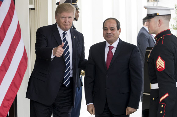 트럼프 “우리는 한편” 쿠데타 일으켰던 이집트 정상과 무슨 대화 나눌까
