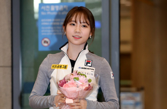 꽃다발 든 피겨 최다빈