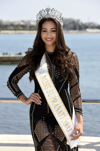 ‘2016 미스 수프라내셔널(Miss Supranational)’ 스리니디 세티(Srinidhi Shetty)가 3일(현지시간) 프랑스 칸에서 개최된 세계영상콘텐츠마켓 ‘MIPTV(밉티비) 2017’ 포토콜 행사에서 포즈를 취하고 있다. EPA 연합뉴스