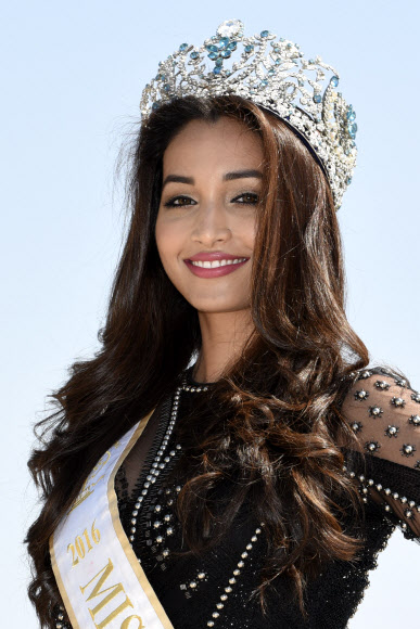 ‘2016 미스 수프라내셔널(Miss Supranational)’ 스리니디 세티(Srinidhi Shetty)가 3일(현지시간) 프랑스 칸에서 개최된 세계영상콘텐츠마켓 ‘MIPTV(밉티비) 2017’ 포토콜 행사에서 포즈를 취하고 있다. EPA 연합뉴스