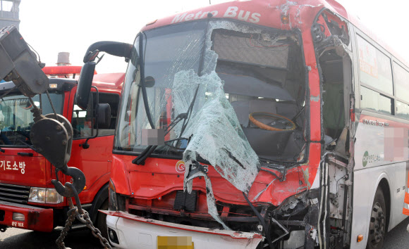 경부고속도로서 버스 3대 추돌…44명 부상