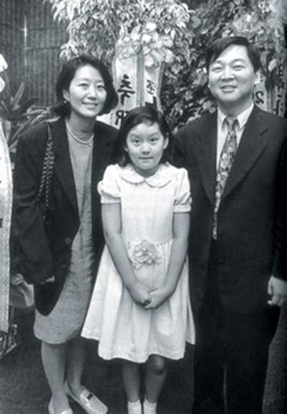 국민의당 안철수 의원이 4일 오후 대전 한밭체육관에서 열린 19대 대통령선거 후보자 선출 완전국민경선 대전·충청·세종 권역 합동 연설회에서 최종 후보로 선정됐다. 부인 김미경 교수, 딸 설희씨와 함께 찍은 가족사진. 연합뉴스