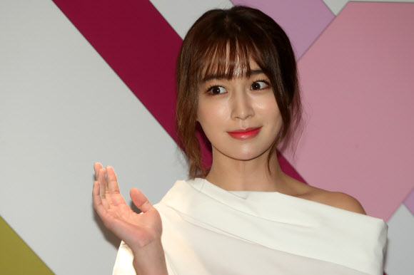 이민정 ’살며시 손인사’