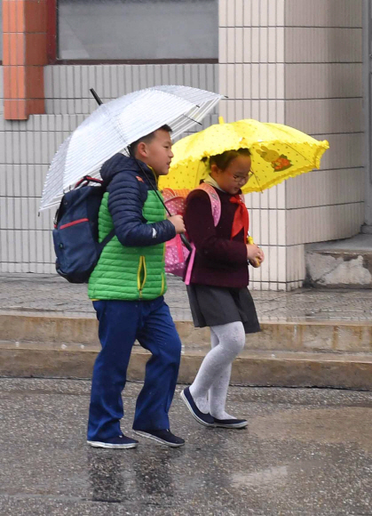 우산 쓴 평양 어린이