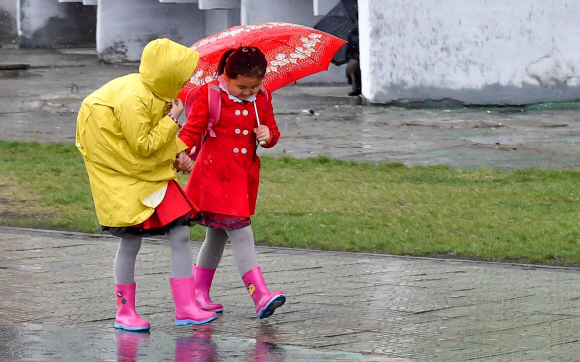 봄비 속에서 하교