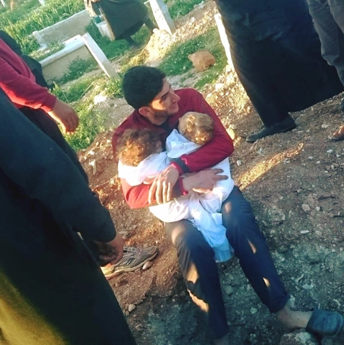 4일(현지시간) 새벽 화학무기를 사용한 것으로 의심되는 공습에 한 시리아 남성이 9개월 된 쌍둥이를 잃었다. 하얀 보자기에 싸인 아이를 안고 앉아있는 이 남성의 모습이 담긴 사진이 5일 소셜네트워크(SNS)에서 확산하며 이번 참사와 전쟁의 실상이 드러나고 있다.
