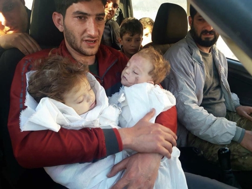 4일(현지시간) 새벽 화학무기를 사용한 것으로 의심되는 공습에 한 시리아 남성이 9개월 된 쌍둥이를 잃었다.