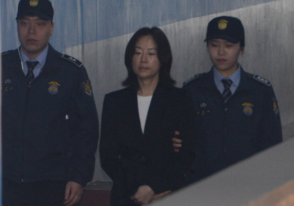 문화·예술계 지원 배제 명단인 블랙리스트 관련 혐의로 재판에 넘겨진 조윤선 전 문화체육관광부 장관이 6일  서울중앙지법에서 열린 첫 공판에 출석하고 있다. 박윤슬 기자 seul@seoul.co.kr