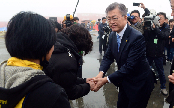6일 반잠수선에 실린 세월호가 접안해 있는 목포 신항만을 방문한 더불어민주당 문재인 후보가 미수습자 가족들과 인사를 나누고  있다.   정연호 기자 tpgod@seoul.co.kr