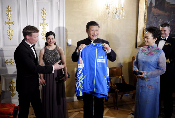 핀란드 대표팀 훈련복 선물받은 시진핑
