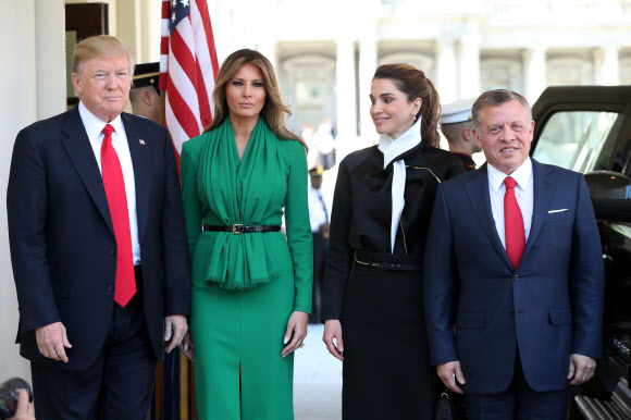 요르단 국왕 부부 환영하는 트럼프