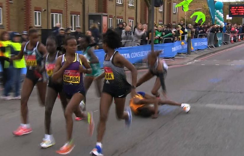 올림픽과 런던마라톤 우승자인 제미마 숨공이 금지약물(도핑) 테스트 결과 양성반응이 나와 위기를 맞고 있다. 사진은 지난해 런던마라톤 도중 넘어지는 숨공 모습(뒤쪽 오렌지색 상의 입은 이). BBC 동영상 갈무리 