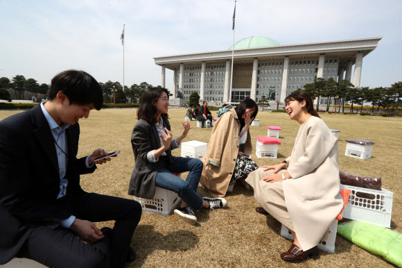 문 활짝 연 국회