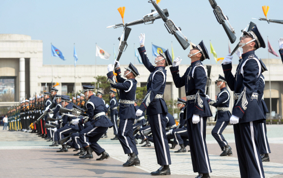 7일 서울 용산구 전쟁기념관에서 의장대원들이 시범공연을 펼치고 있다. 박지환 기자 popocar@seoul.co.kr