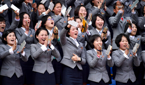 장철구 종합대학 학생들이 7일 평양 김일성경기장에서 열린 남북한 여자축구 아시안컵 예선전에서 응원을 하고 있다. 2017.4.7 / 사진공동취재단