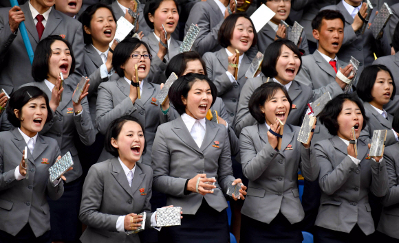 장철구 종합대학 학생들이 7일 평양 김일성경기장에서 열린 남북한 여자축구 아시안컵 예선전에서 응원을 하고 있다. 2017.4.7/사진공동취재단