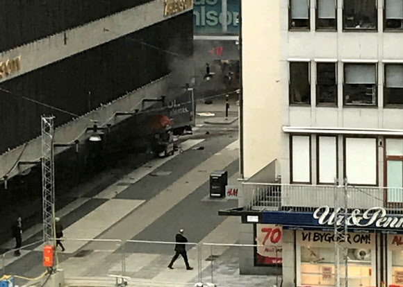 스웨덴 스톡홀름 번화가서 테러 추정 트럭 돌진 사고