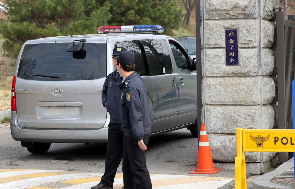 서울구치소 도착하는 검찰 차량