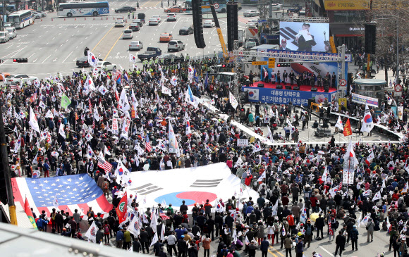 탄핵 무효 집회 참가한 시민들
