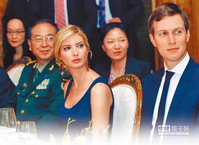 시진핑 중국 국가주석을 수행한 팡펑후이 총참모장이 지난 6일(현지시간) 마라라고 리조트 만찬장에서 도널드 트럼프 대통령의 사위인 쿠슈너 부부 옆에 앉아 있다. 중국시보 홈페이지 캡처