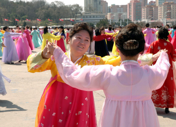 김정일 국방위원장 추대 24주년 경축무도회