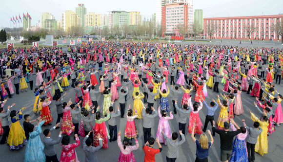 김정일 국방위원장 추대 24주년 청년무도회