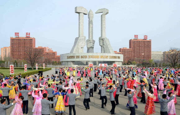 김정일 국방위원장 추대 24주년 청년무도회