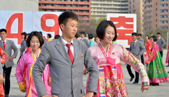 김정일 국방위원장 추대 24주년 청년무도회