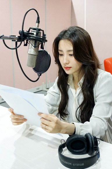 서경덕 성신여대 교수가 6.25 전사자의 유해를 시급히 발굴해야 한다고 호소하는 홍보 영상 ’노병의 마지막 소원’을 한국어와 영어로 제작해 10일 배포했다.  이번 영상은  6?25 전쟁 당시 상처를 입고 어렵게 살아남은 서정열(92) 용사가 지금까지 돌아오지 못한 전우들의 유해를 찾기 위해 유해발굴감식단과 함께 전국을 누비는 모습을 생생하게 담고 있으며 배우 박하선이 내레이션에 참여했다. 사진은 배우 박하선이 내레이션을 녹음하는 장면.  서경덕 교수 제공=연합뉴스