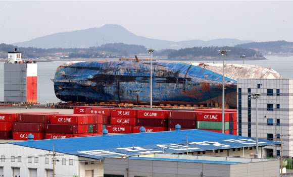 육상으로 옮겨진 세월호를 받침대 위에 올려놓는 거치 작업이 10일 오전부터 재개됐다. 해양수산부는 이날 오전 7시 30분부터 목포신항 부두에서 작업자들이 세월호를 들어 올리고 있는 특수이송장비, 모듈 트랜스포터(MT) 점검을 시작했으며 준비가 되는대로 이동작업을 시작한다고 밝혔다. 사진은 10일 오전 목포신항 부두의 세월호.  연합뉴스