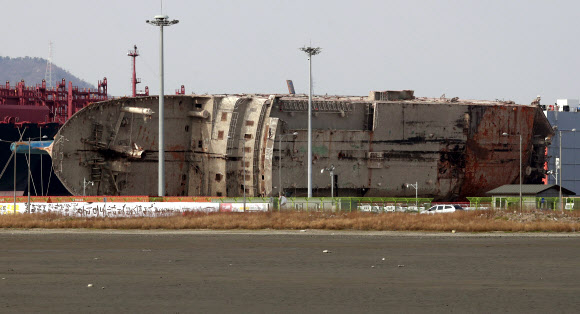 육상으로 옮겨진 세월호를 받침대 위에 올려놓는 거치 작업이 10일 오전부터 재개됐다. 해양수산부는 이날 오전 7시 30분부터 목포신항 부두에서 작업자들이 세월호를 들어 올리고 있는 특수이송장비, 모듈 트랜스포터(MT) 점검을 시작했으며 준비가 되는대로 이동작업을 시작한다고 밝혔다. 사진은 10일 오전 목포신항 부두의 세월호.  연합뉴스